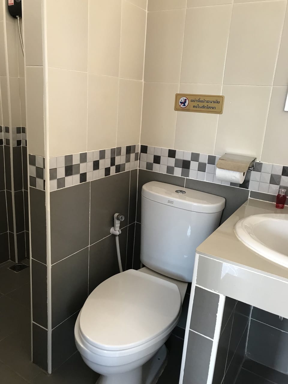 Standard Room | Bathroom | Shower, free toiletries, towels