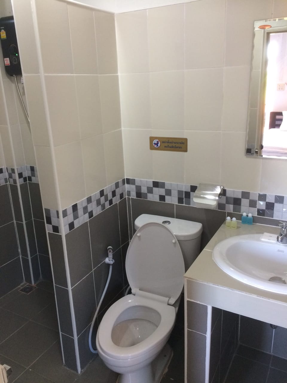 Standard Room | Bathroom | Shower, free toiletries, towels