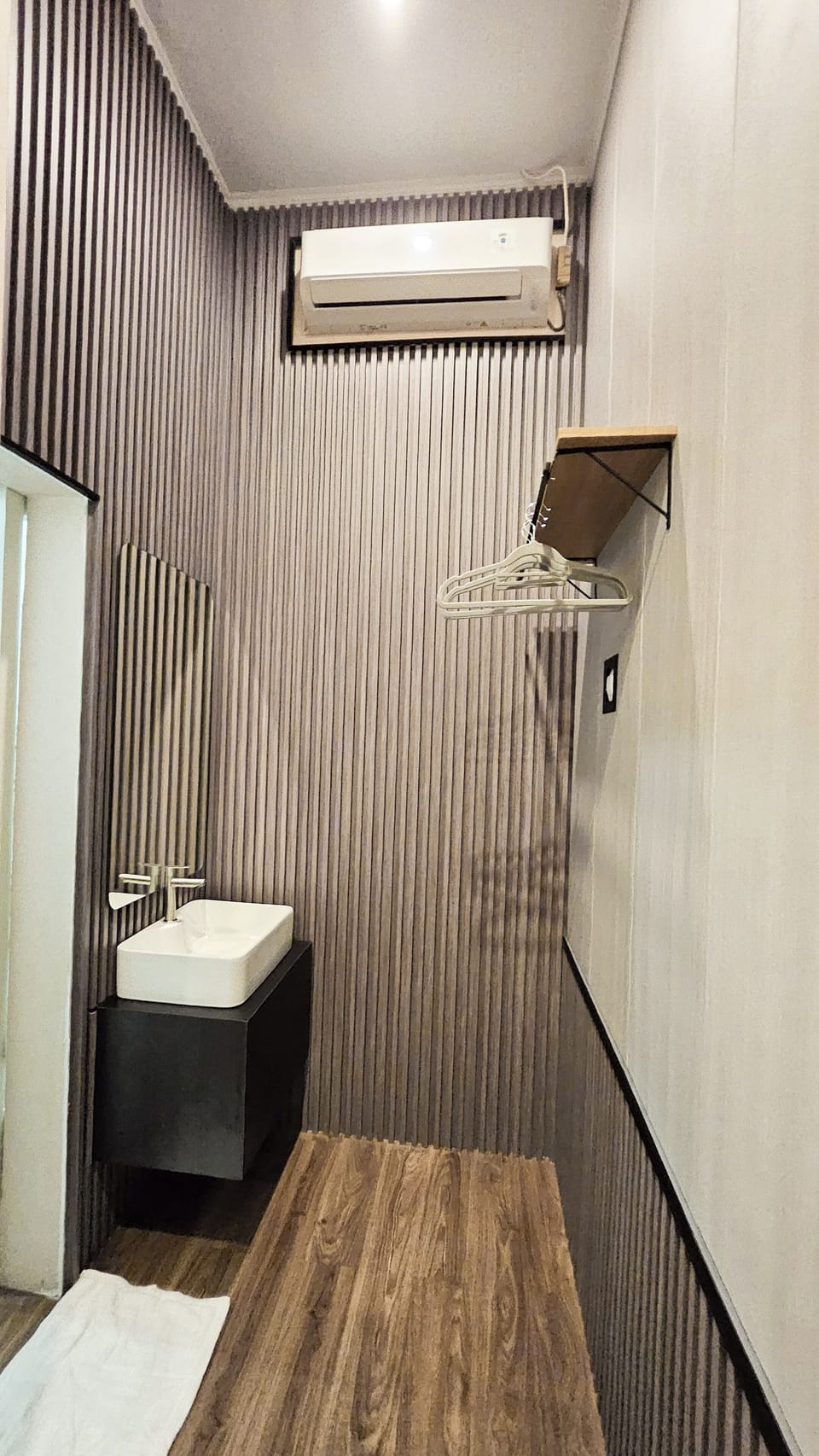 Executive Double Room | Bathroom | Shower, free toiletries, towels
