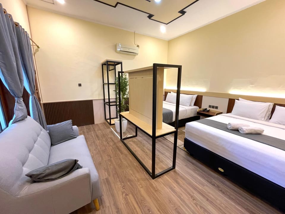 Suite, 2 Double Beds | Desk, free WiFi