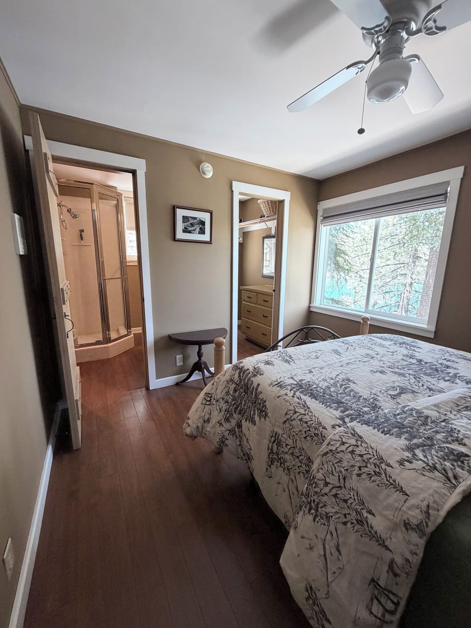 Queen bed en suite bathroom - lower level