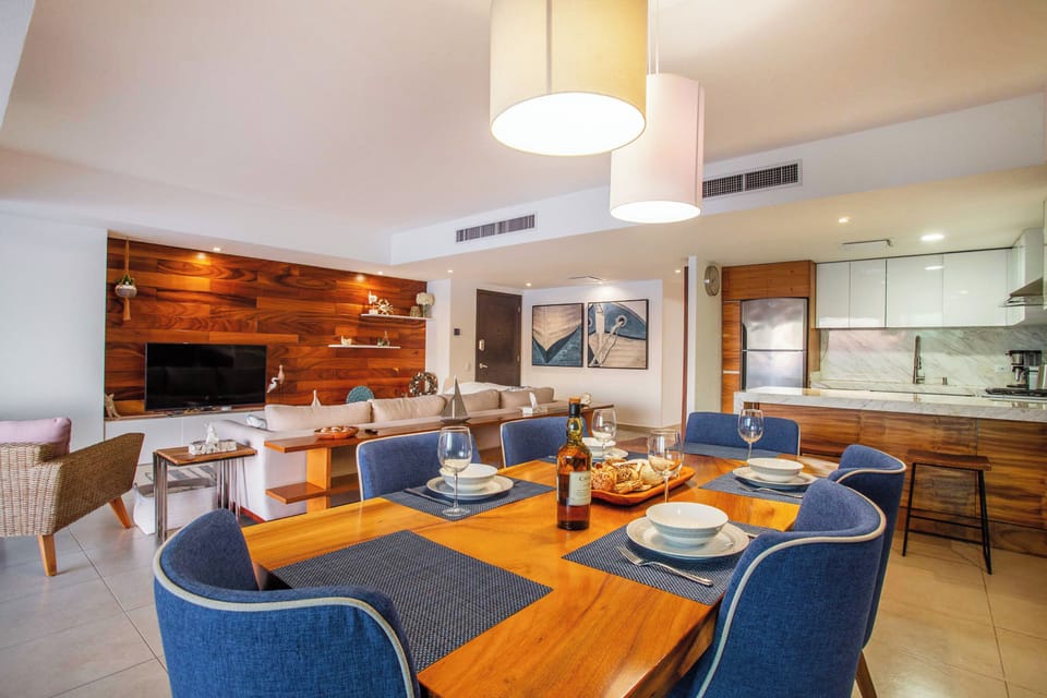 Dining table with seating for 6 and amazing view