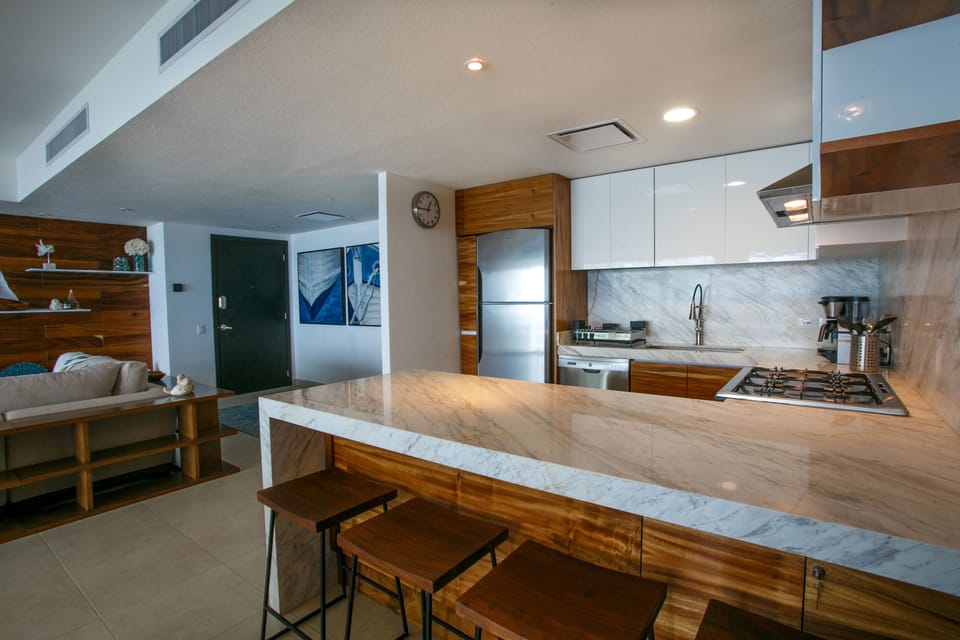 Kitchen bar with 4 seats