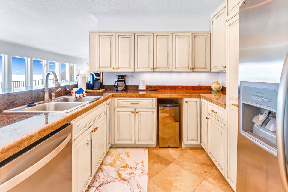 Fully stocked kitchen with all major appliances