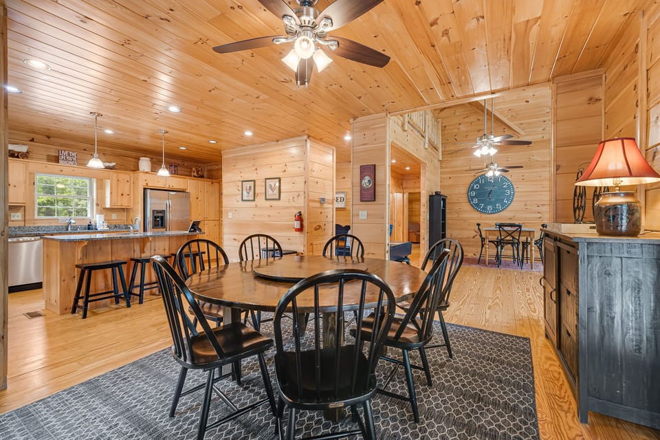 Dining Area & Kitchen w/ Breakfast Bar Seating