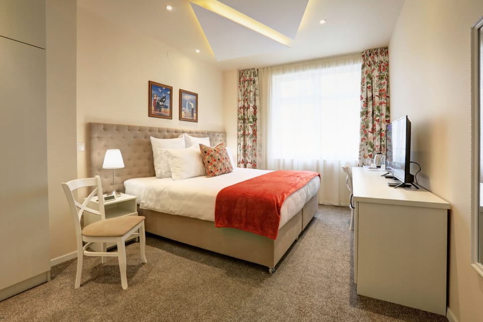 Deluxe Room, Private Bathroom, Courtyard View | 1 bedroom, premium bedding, down comforters, pillowtop beds