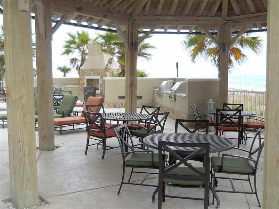 Cvrd Outdoor dining area/grills in pool area