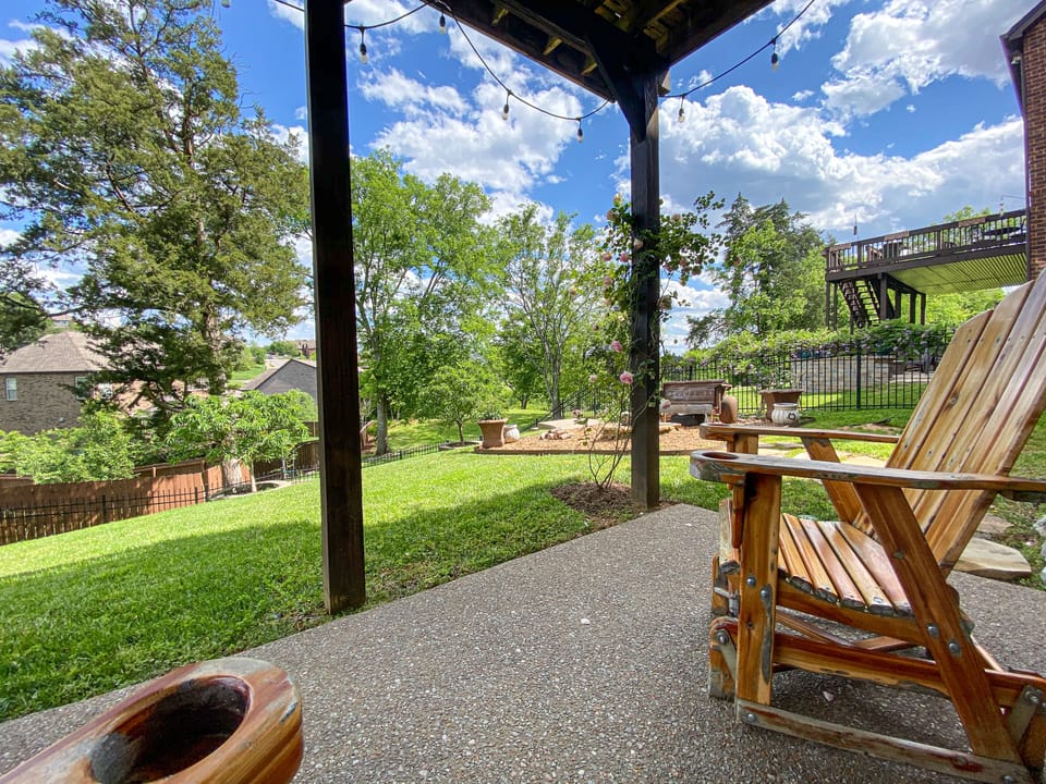 Suite patio park view 