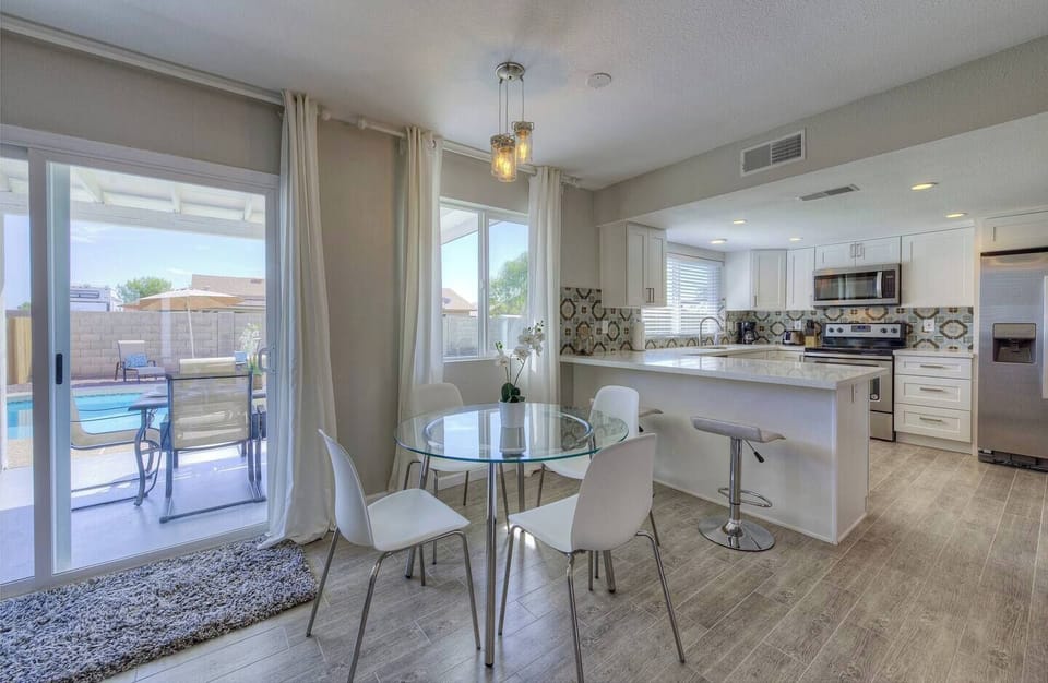 Kitchen and Breakfast nook overlooking the pool