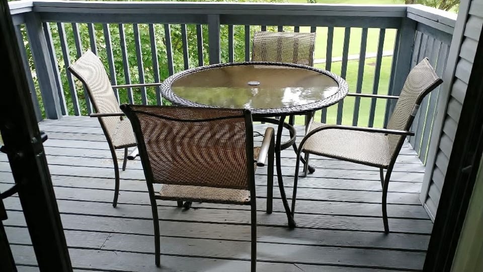 Relaxing deck. Watch the golfers on the 10th.  Enjoy views of the Ozark hills 