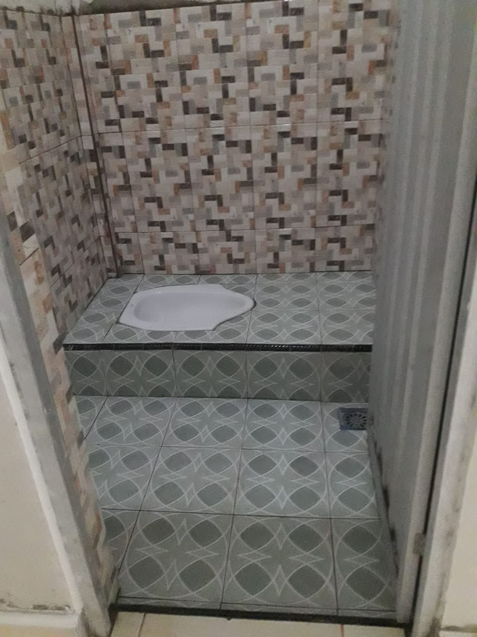 Hydromassage showerhead, towels