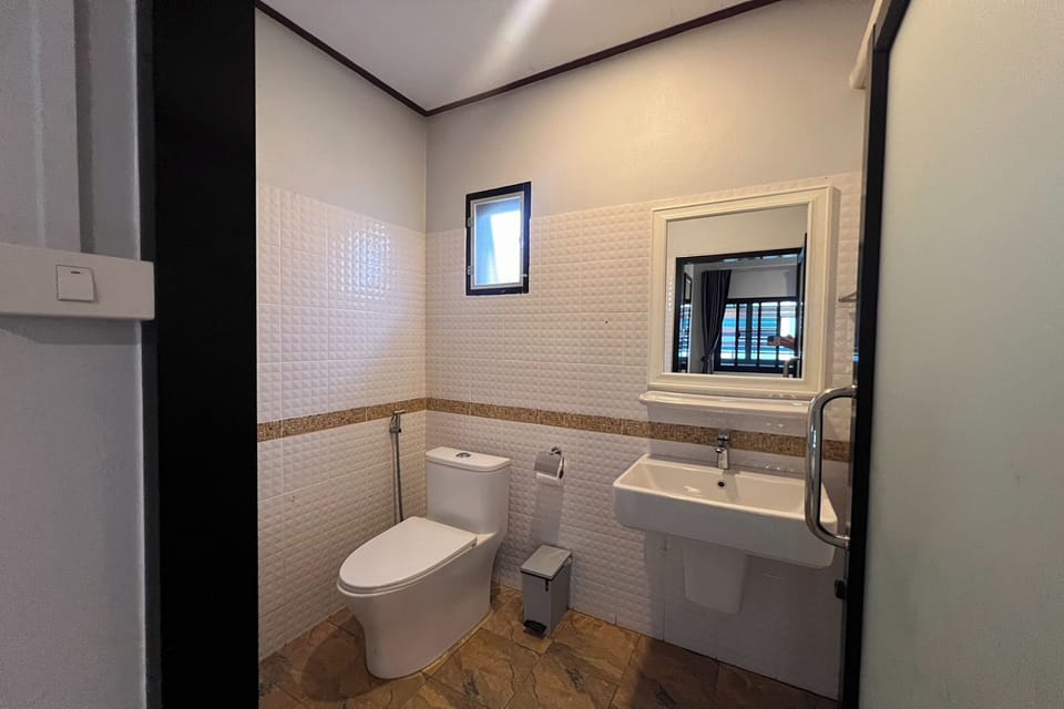 Standard Room | Bathroom | Shower, free toiletries, hair dryer, towels