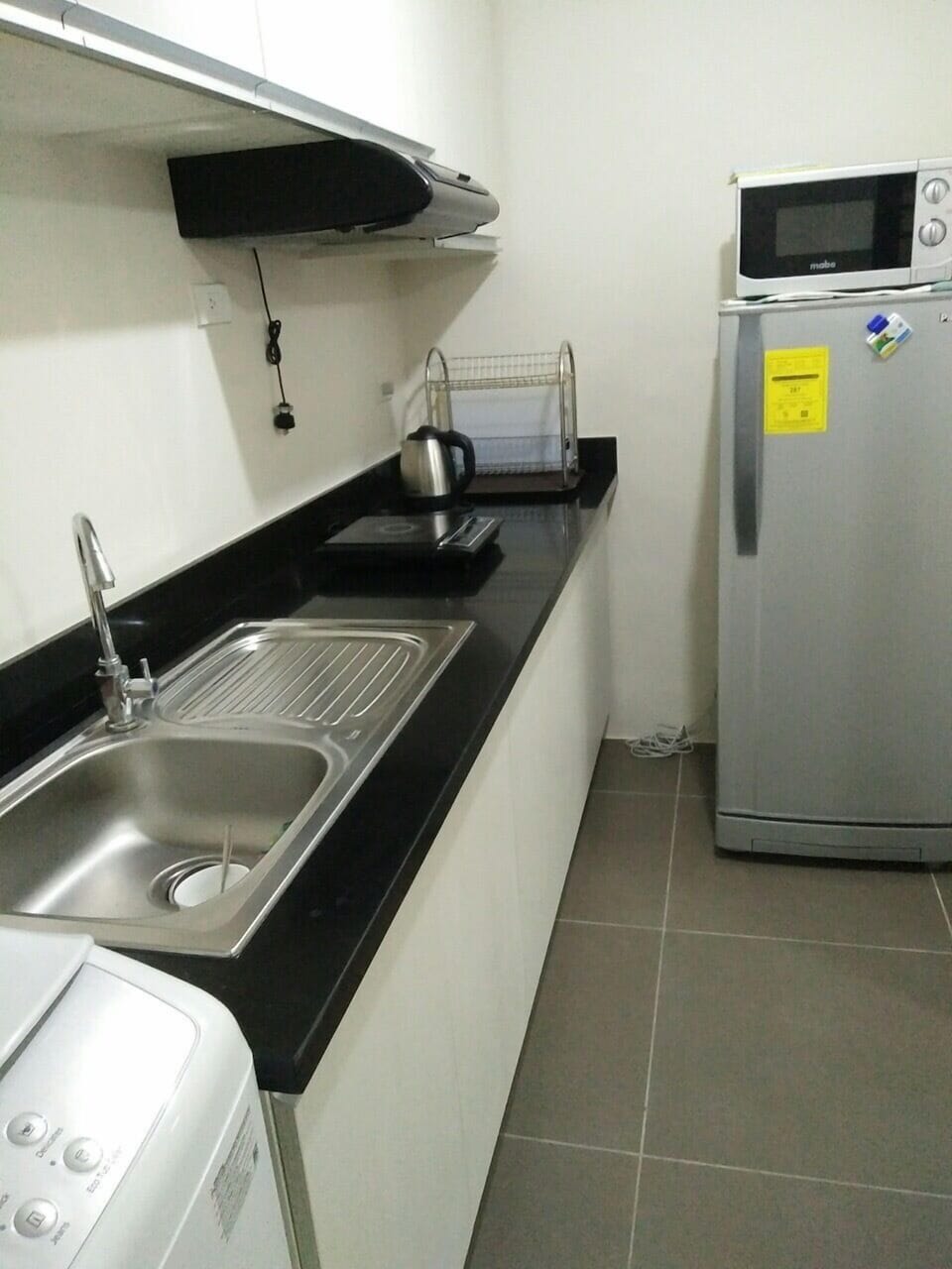 Coffee/tea maker, full-size fridge, microwave, stovetop