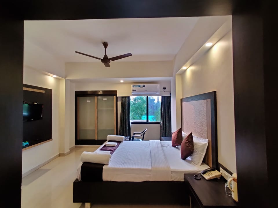 Deluxe Room | Desk, blackout drapes, free WiFi, bed sheets