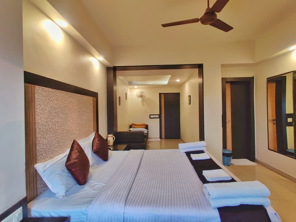 Deluxe Room | Desk, blackout drapes, free WiFi, bed sheets