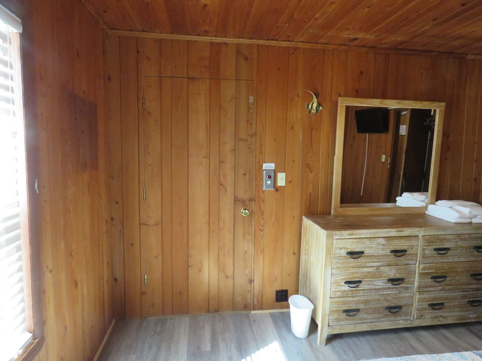 Entry level Queen room w/ the entrance to the elevator 