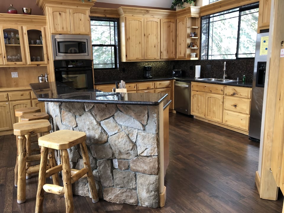 Fully equipped kitchen with sit-up bar.