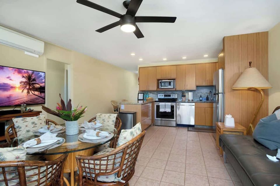 Open floor plan kitchen and dining area with 4 chairs, plus split AC!
