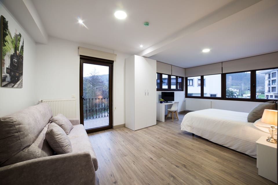 Family Room, Bathtub (101) | Premium bedding, memory foam beds, in-room safe, desk