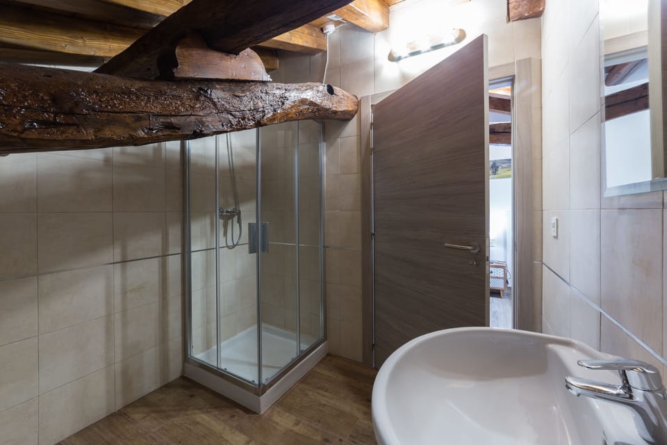 Junior Suite (302) | Bathroom | Free toiletries, hair dryer, towels