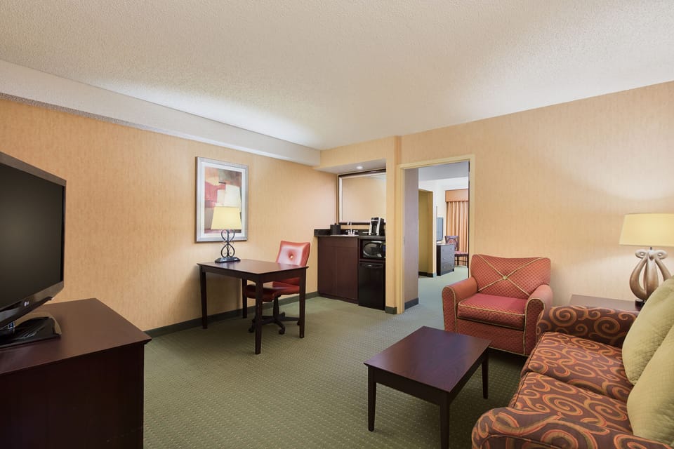 Executive Suite, 1 King Bed with Sofa bed | Living area | 37-inch LCD TV with cable channels, TV