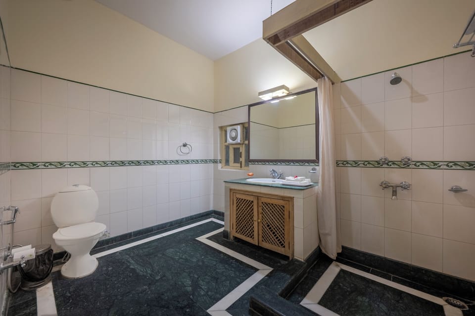 Family Suite | Bathroom | Shower, free toiletries, hair dryer, slippers