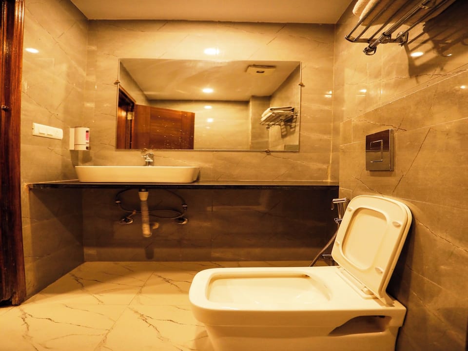 Shower, free toiletries, towels