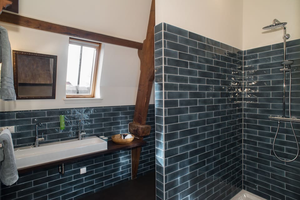 Deluxe Triple Room, 3 Twin Beds | Bathroom | Designer toiletries, hair dryer, towels