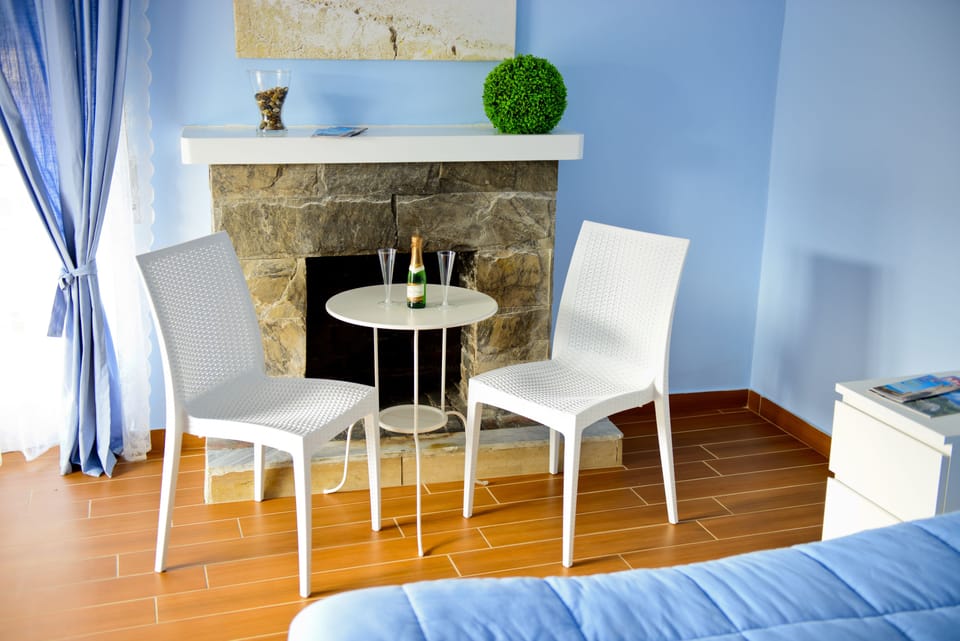 Comfort Suite, 1 Bedroom, Fireplace | Premium bedding, down comforters, desk, WiFi (free)
