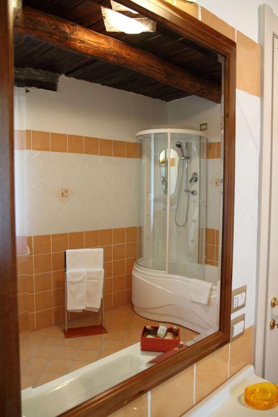 Shower, free toiletries, hair dryer, bidet