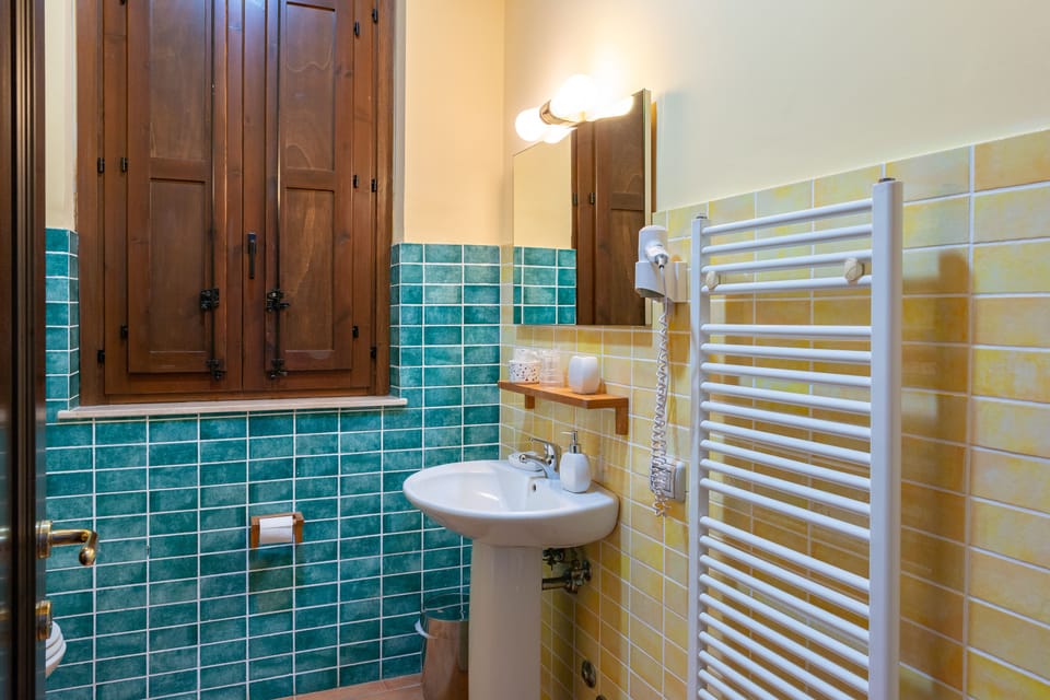 Shower, free toiletries, hair dryer, bidet