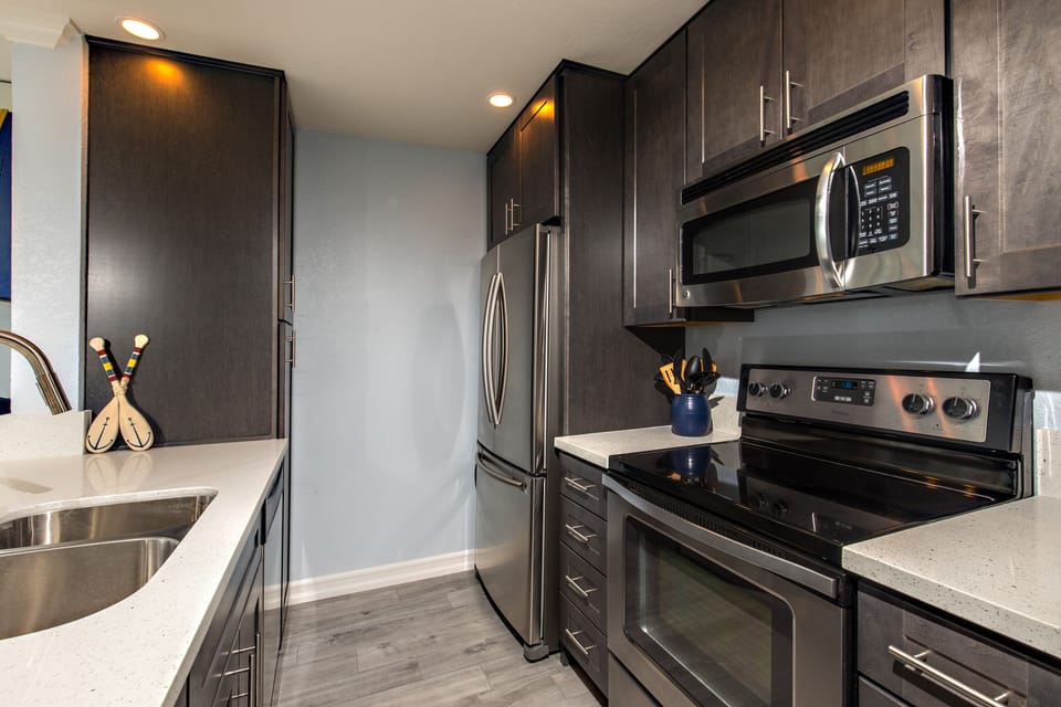 Kitchen - The chef's kitchen is fully equipped for the chefs in your party!