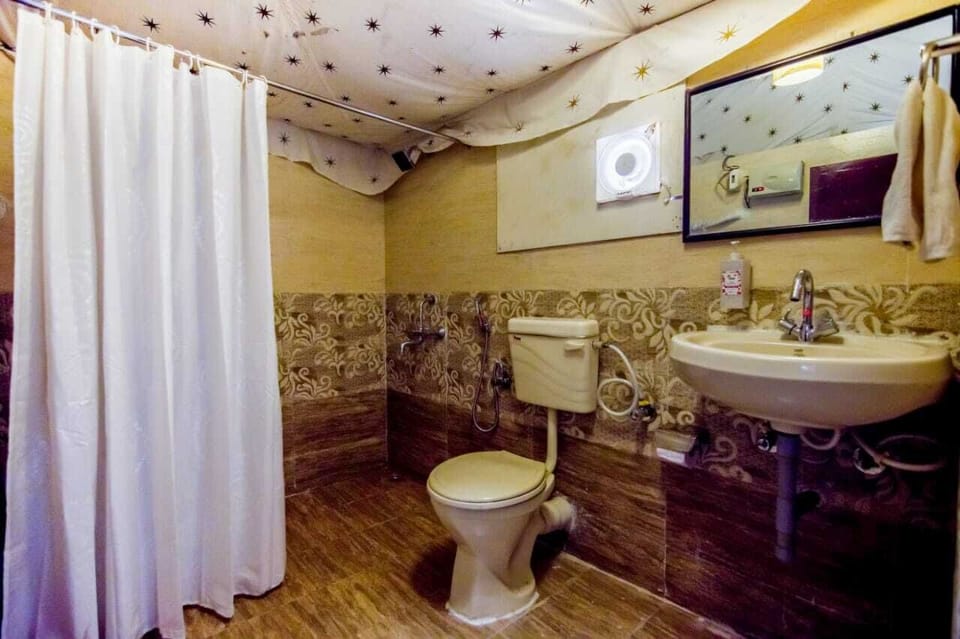 In-room safe, desk, rollaway beds