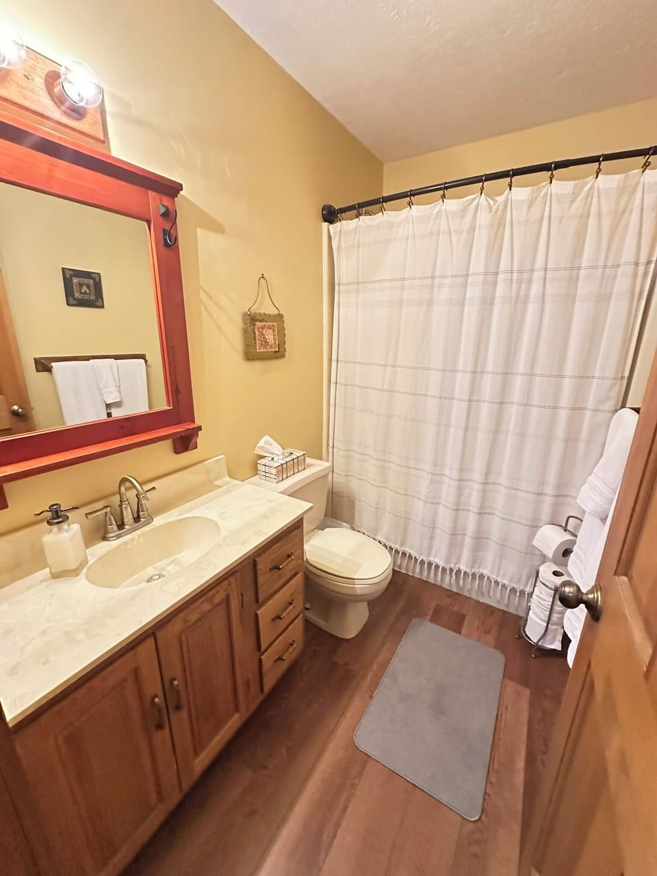 Full bathroom with tub/shower
