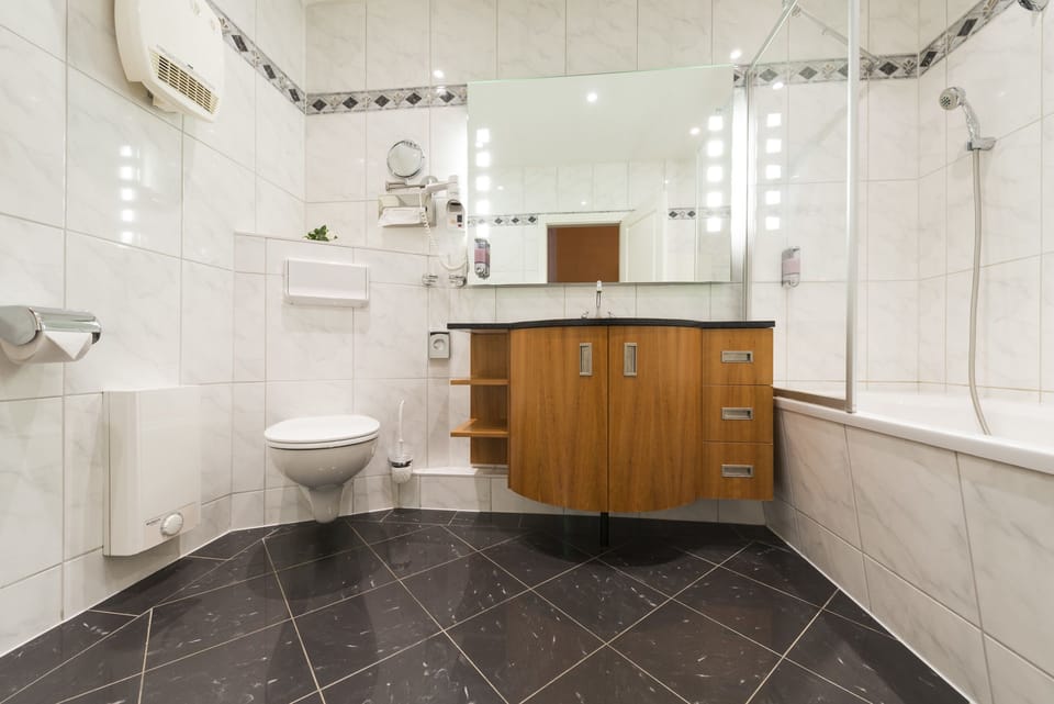 Double Room | Bathroom | Shower, free toiletries, hair dryer, towels