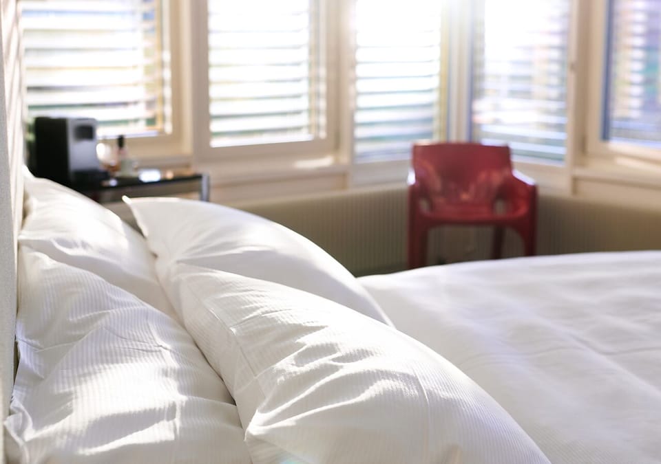 Twin Room | In-room safe, desk, free WiFi, bed sheets