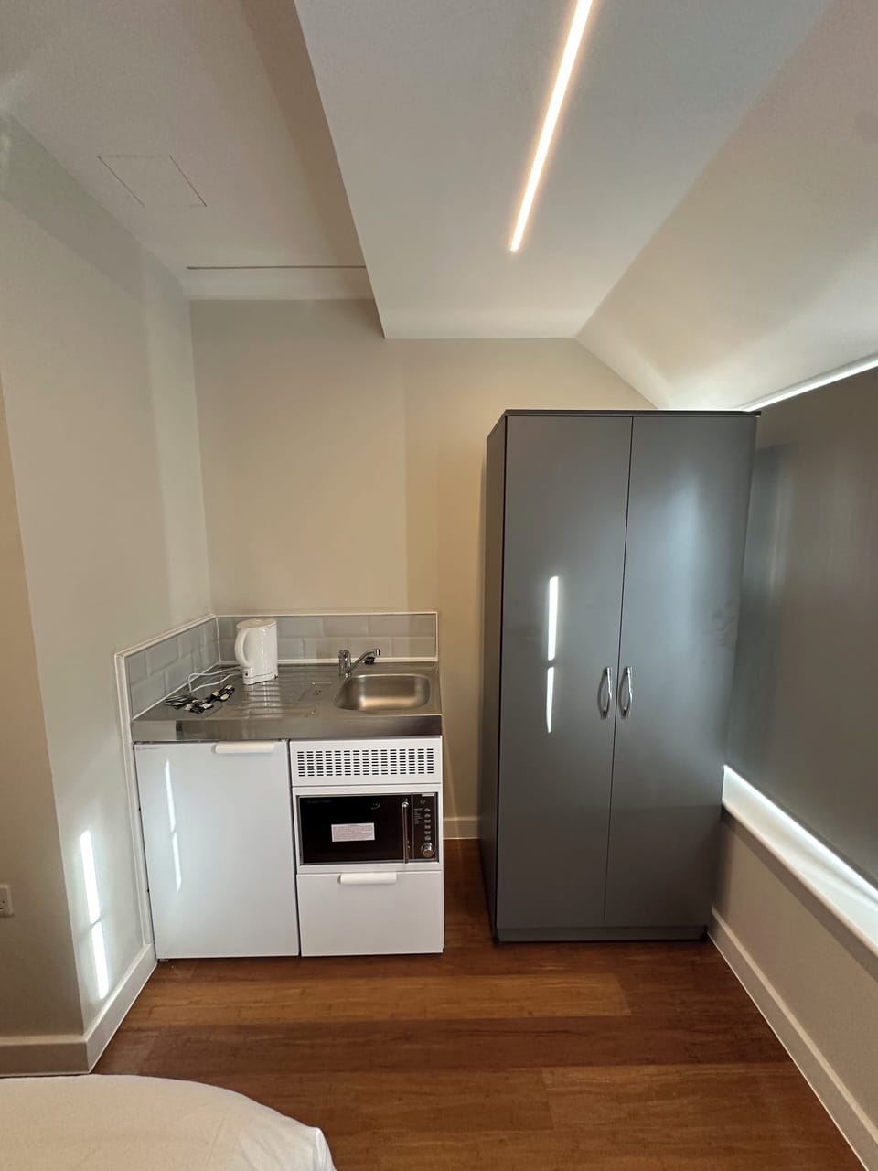 Laptop workspace, iron/ironing board, free WiFi, bed sheets