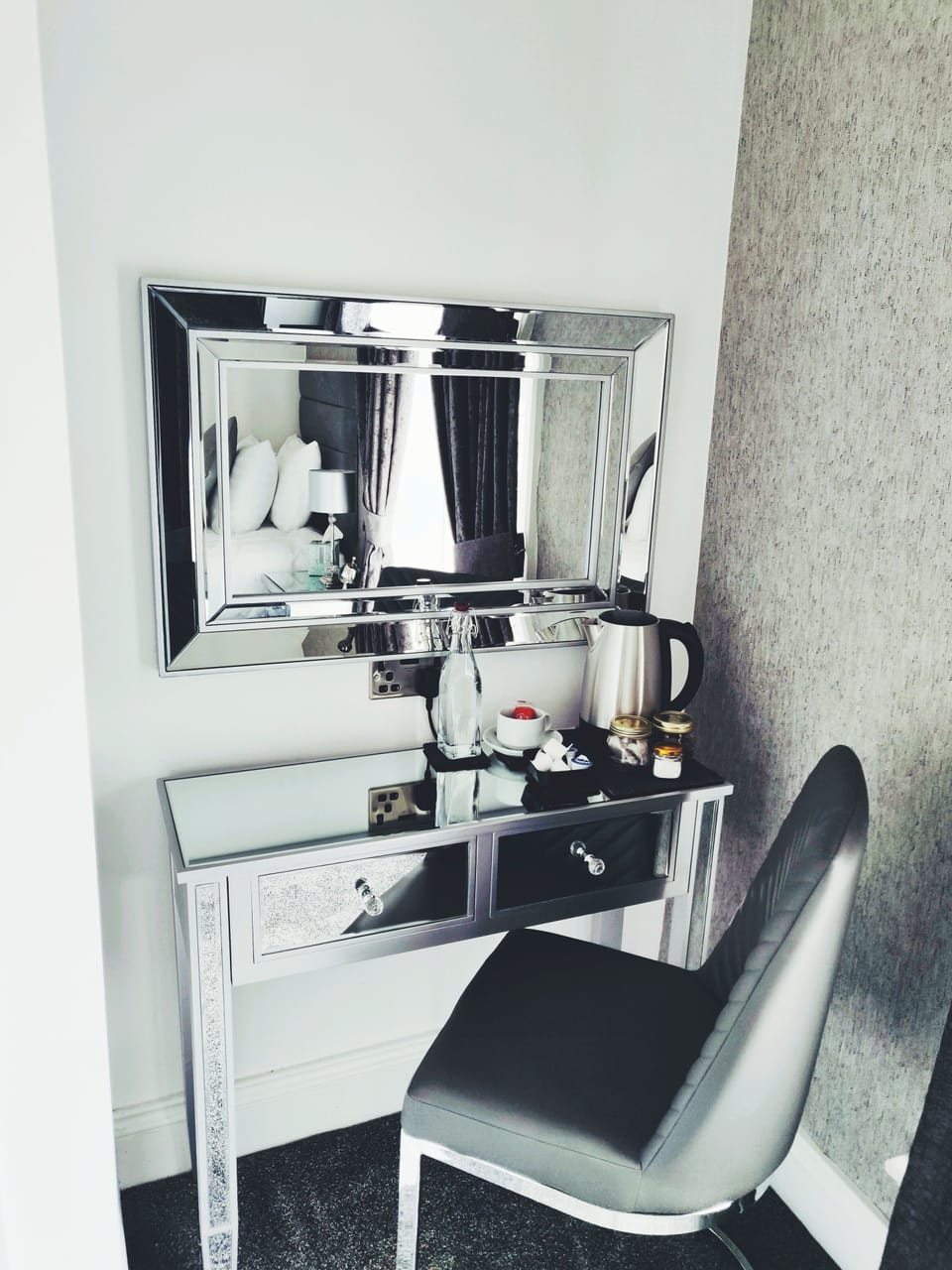 In-room safe, soundproofing, free WiFi, bed sheets