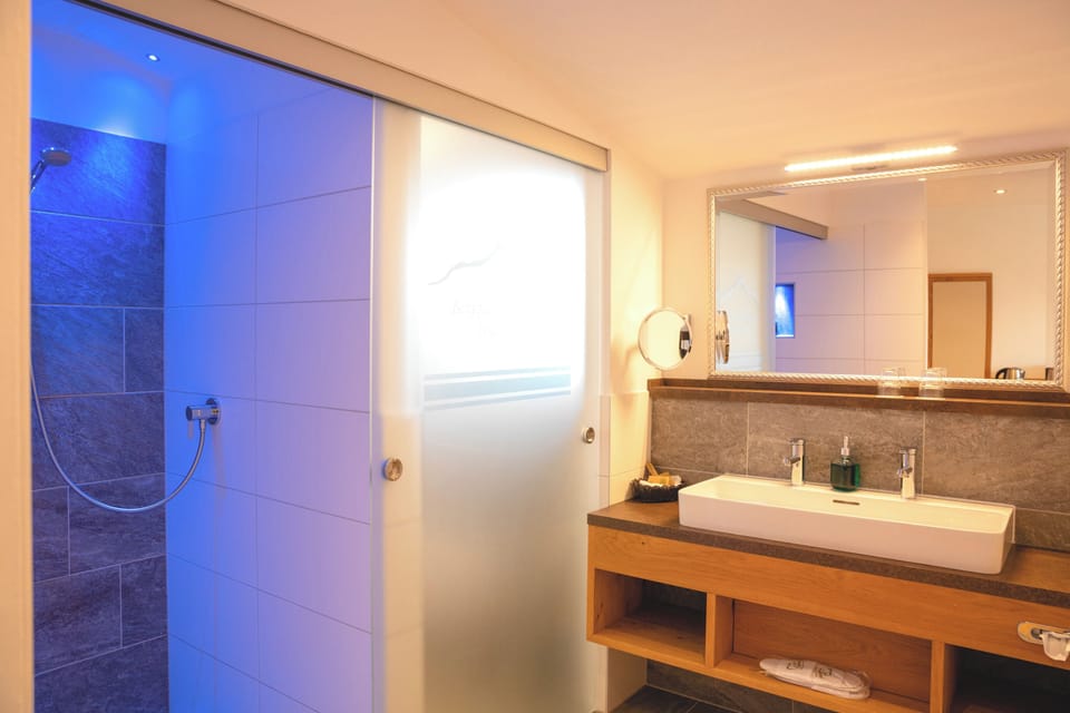 Deluxe Room, 2 Bedrooms, Non Smoking, Garden View | Bathroom | Shower, free toiletries, hair dryer, slippers