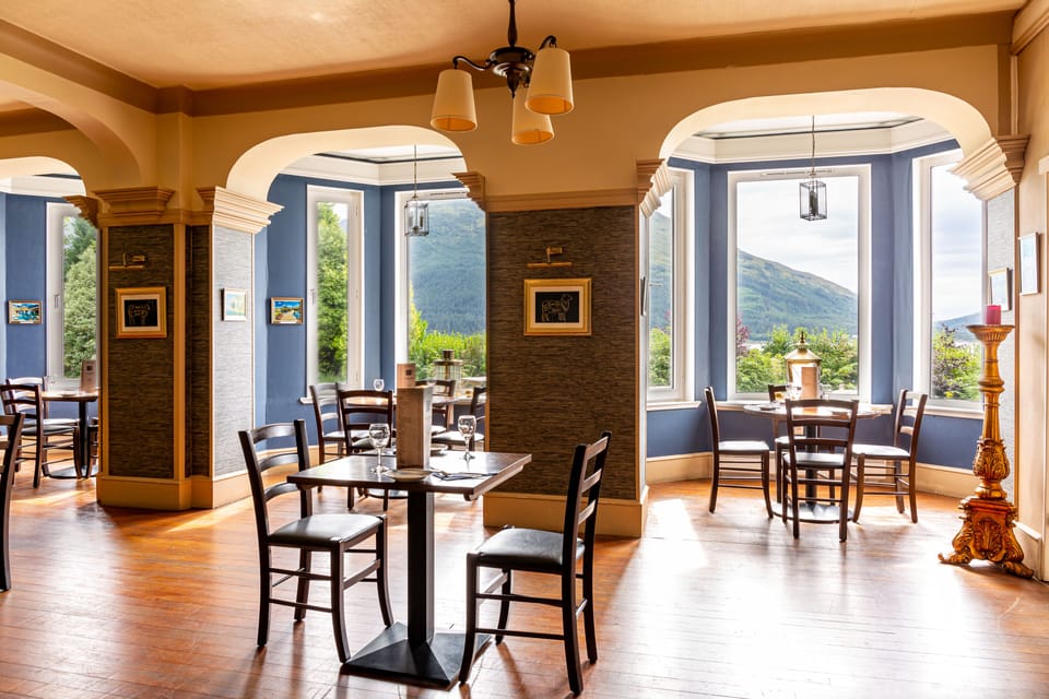 Breakfast, dinner served; international cuisine, beach views 