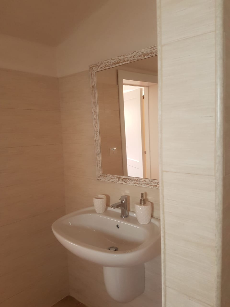 Standard Double Room | Bathroom | Shower, rainfall showerhead, free toiletries, hair dryer