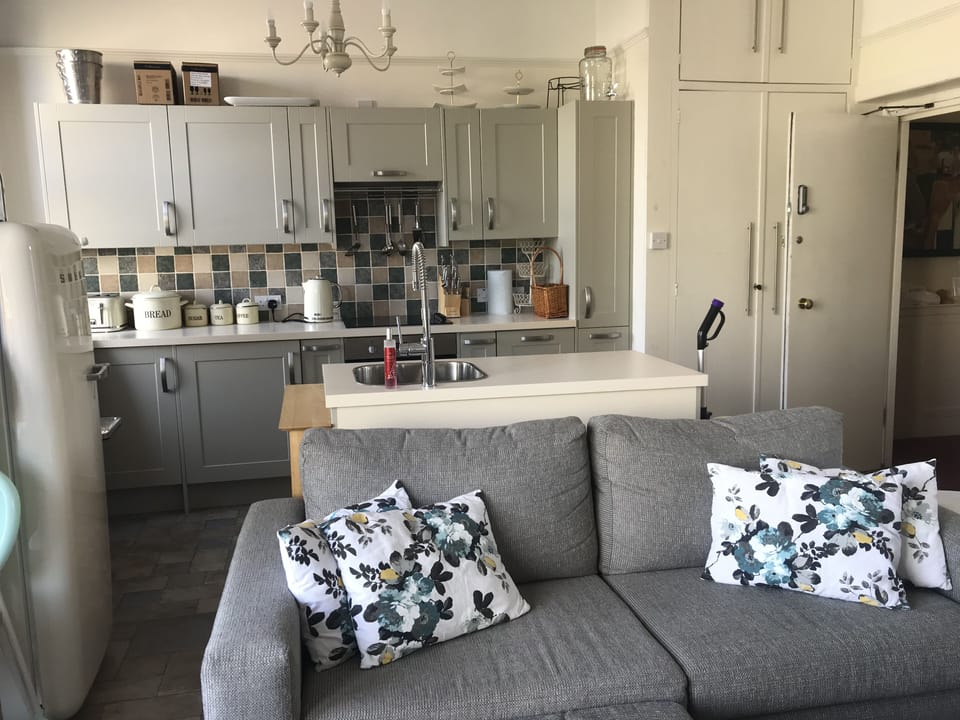 House (Whole House Rental - self-catering) | Premium bedding, pillowtop beds, iron/ironing board, bed sheets