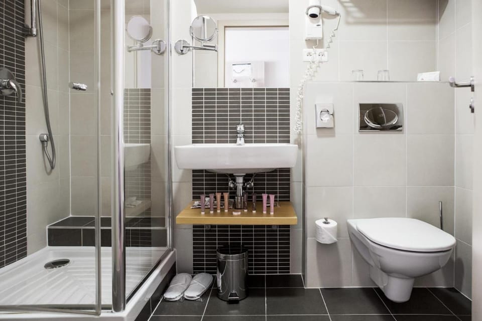 Combined shower/tub, designer toiletries, hair dryer, towels
