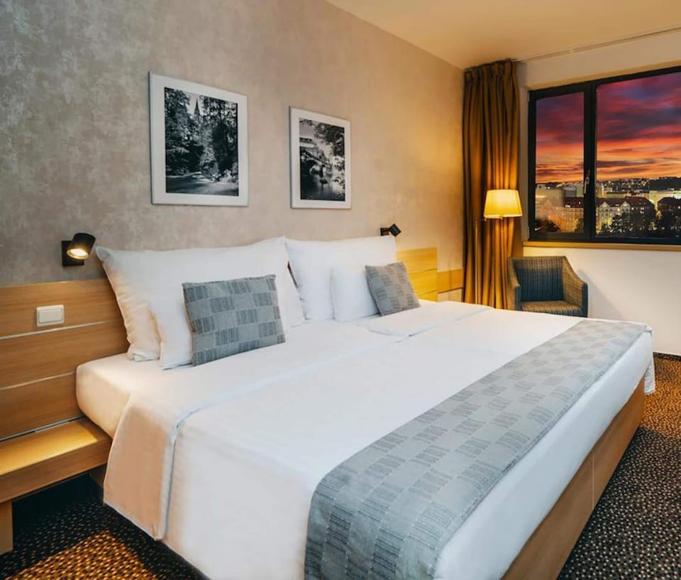 Economy Room | Hypo-allergenic bedding available, minibar, in-room safe, desk