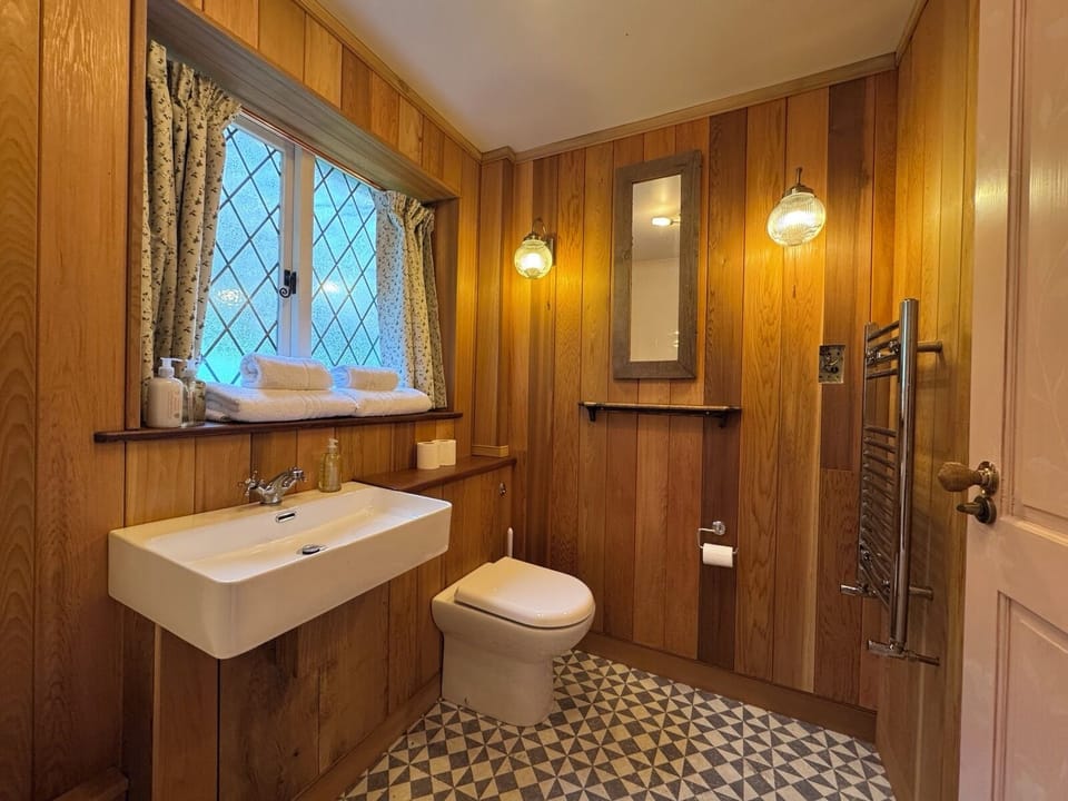 Double Room (Room 9) | Bathroom | Free toiletries, hair dryer, towels, soap