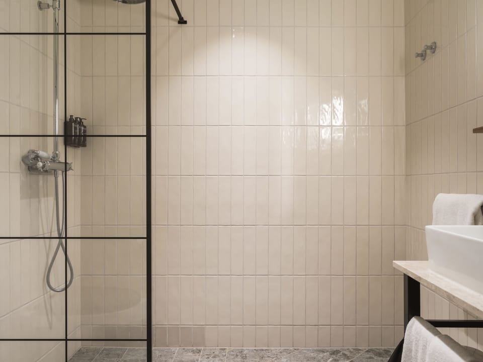 Superior Double Room | Bathroom | Shower, free toiletries, hair dryer, towels