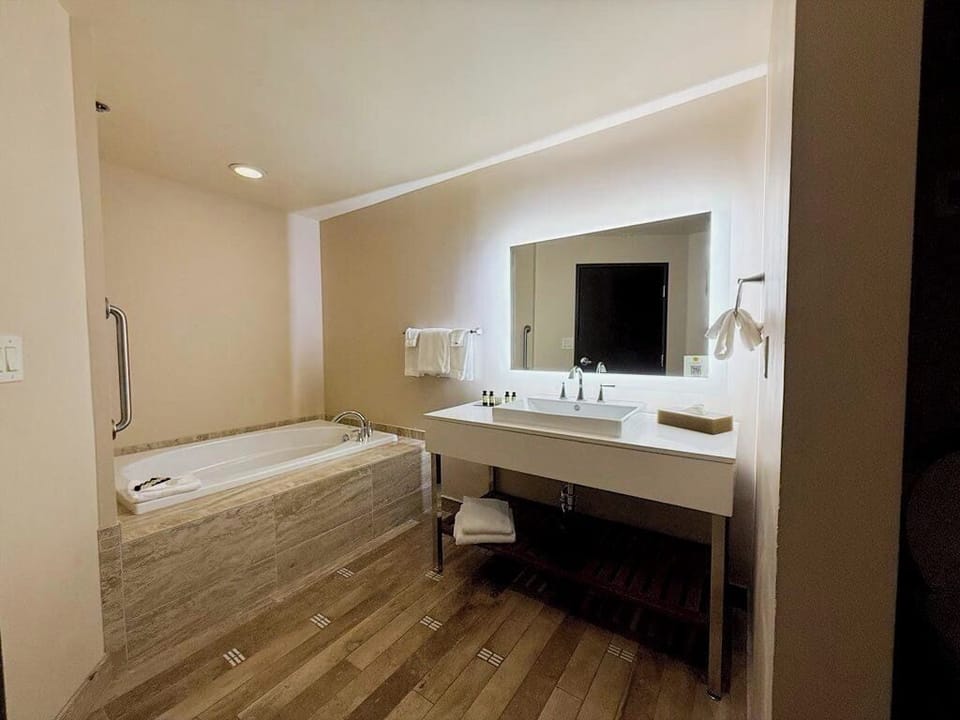 Executive Studio Suite | Bathroom | Shower, designer toiletries, hair dryer, towels
