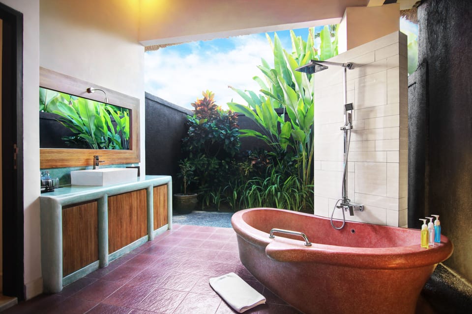 Presidential Villa (3BR) | Bathroom | Shower, free toiletries, hair dryer, slippers