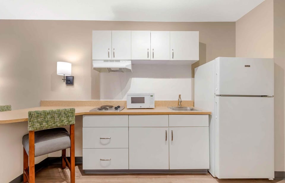 Coffee/tea maker, full-size fridge, microwave, stovetop