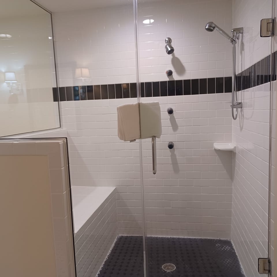 Executive Room, 1 King Bed, City View | Bathroom | Free toiletries, hair dryer, bathrobes, towels